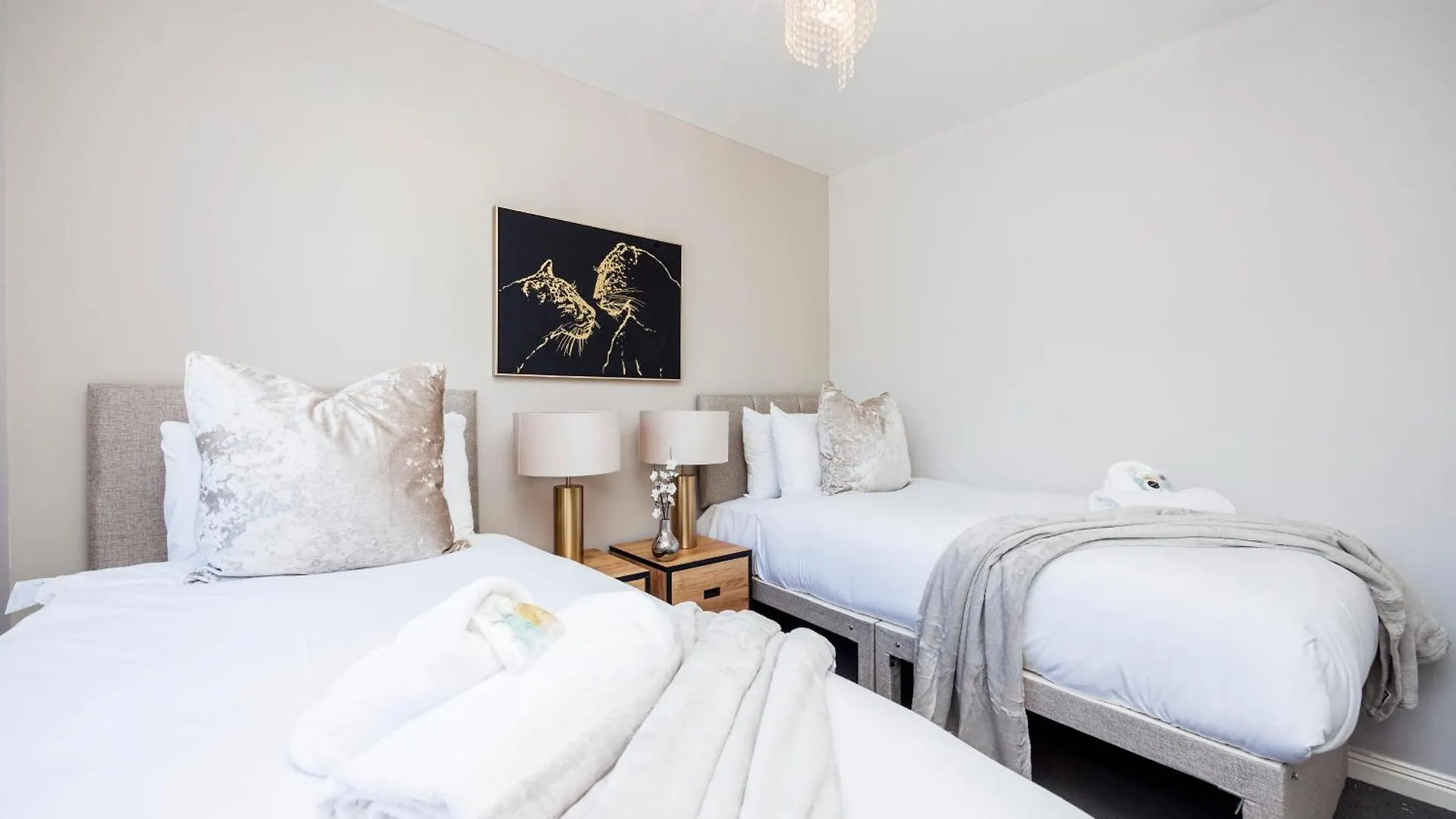4 Bed Townhouse In Uxbridge Ideal For Families Or Contractors Hillingdon 0*,  Regno Unito