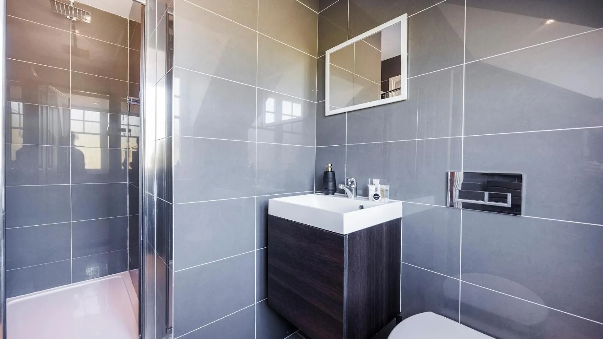 4 Bed Townhouse In Uxbridge Ideal For Families Or Contractors Hillingdon Regno Unito
